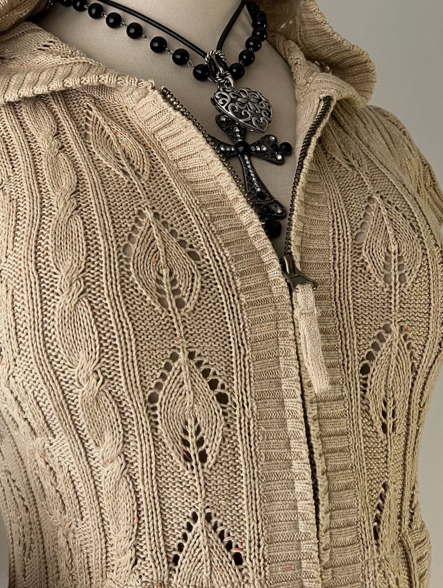 Knitted cardigan with hood