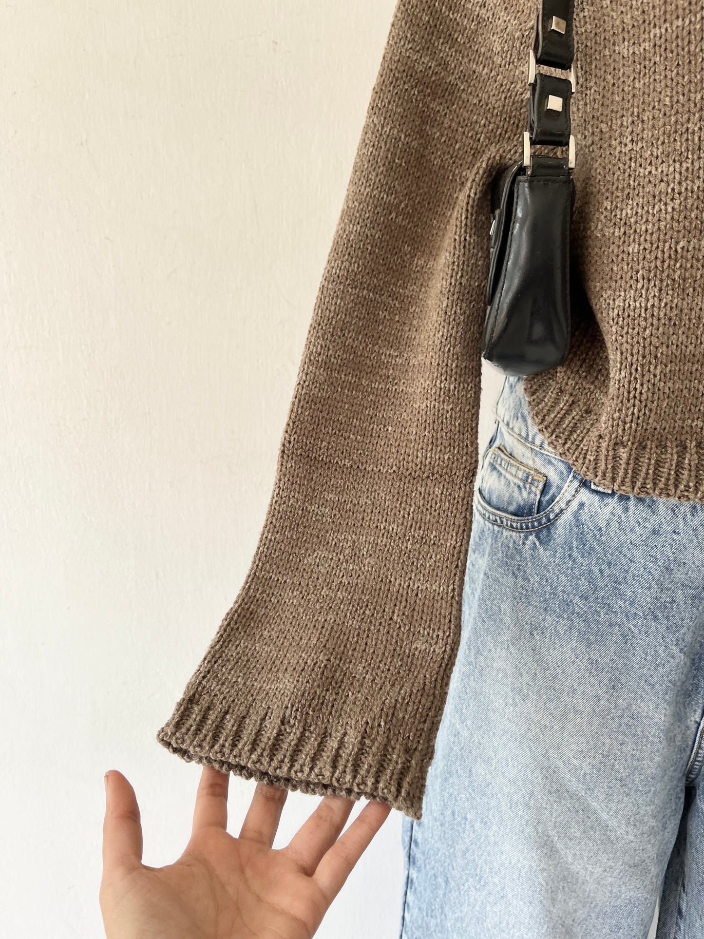 Waist-length sweater with straight sleeves