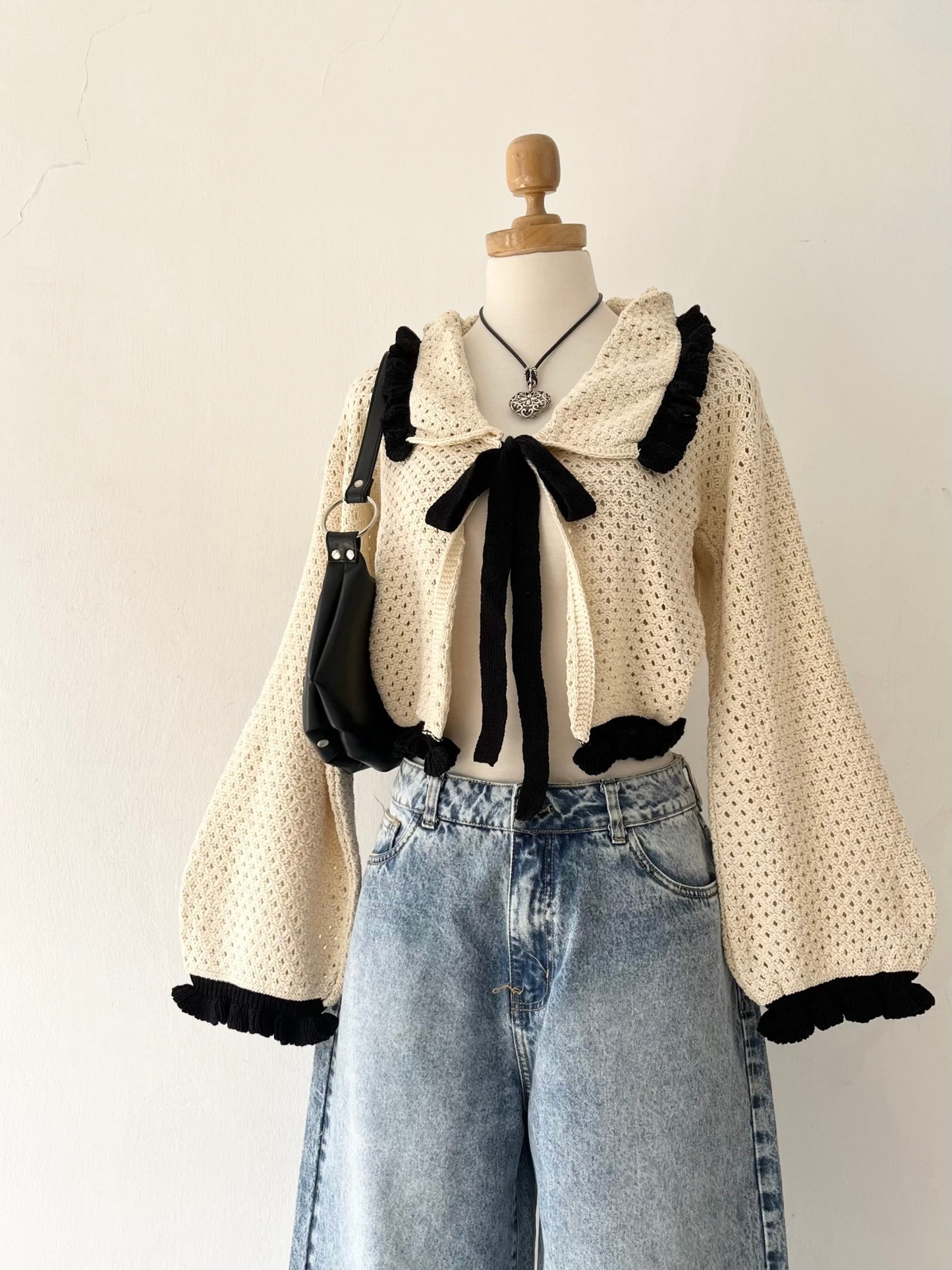 Knitted cardigan with bow