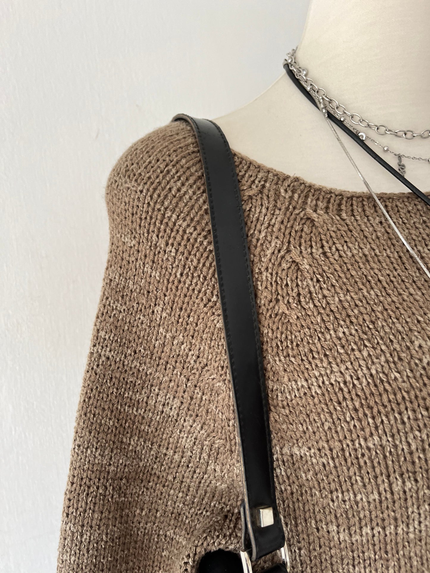 Waist-length sweater with straight sleeves