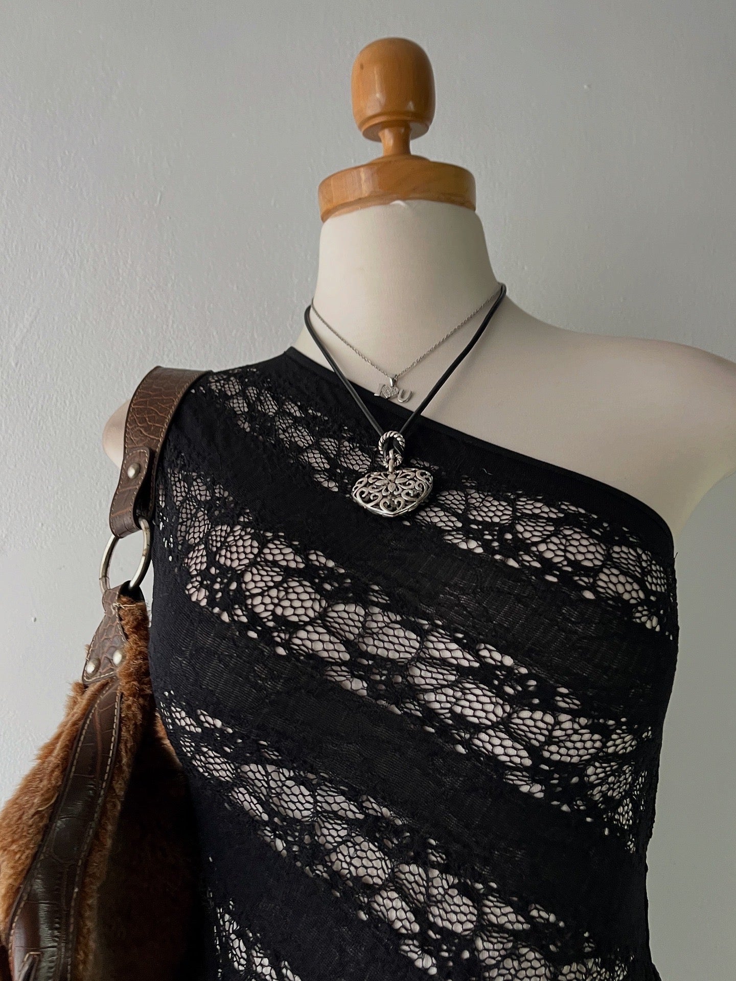 Asymmetrical mesh top