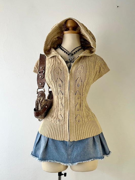 Knitted cardigan with hood