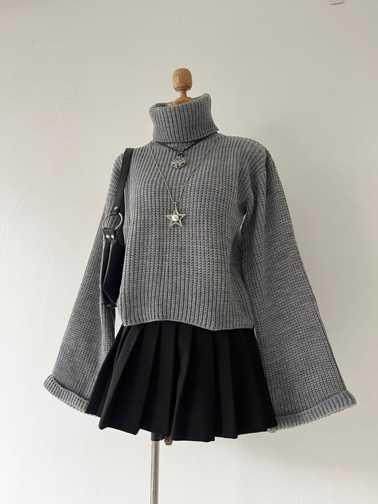 High neck sweater with wide sleeves