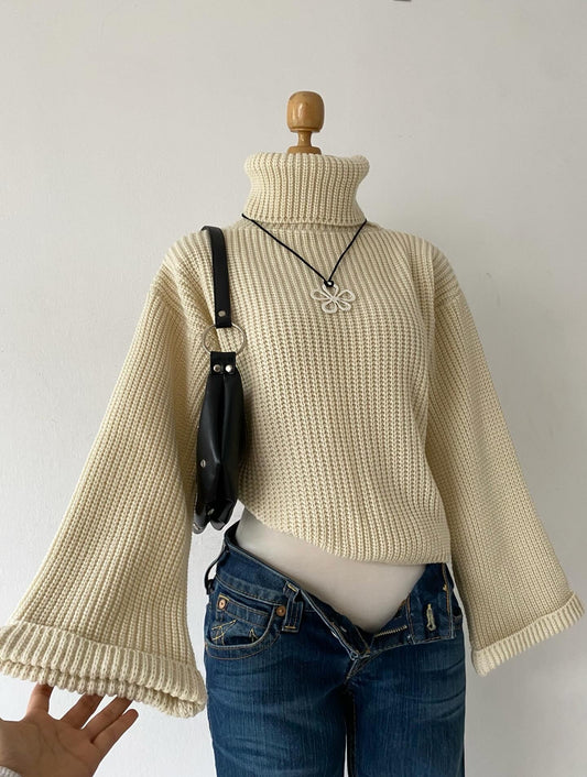 High neck sweater with wide sleeves